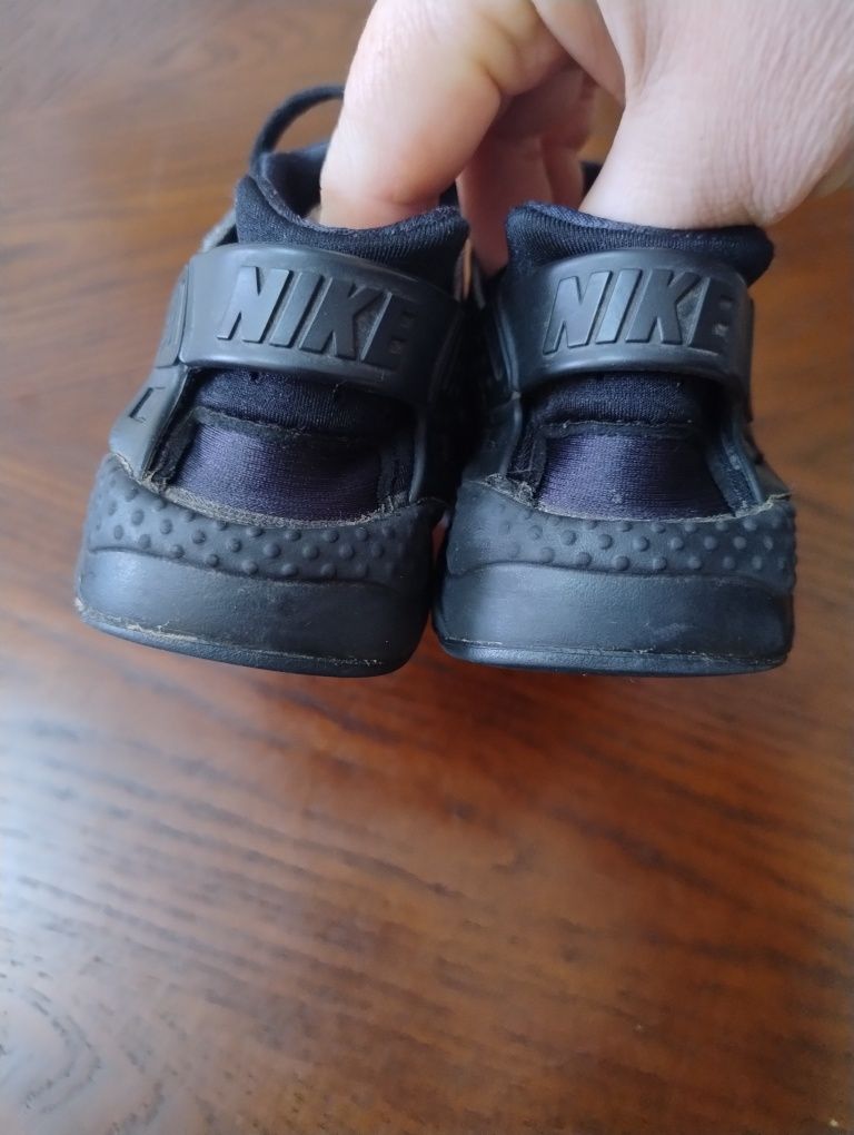 Продам дитячі кросівки Nike air huarache