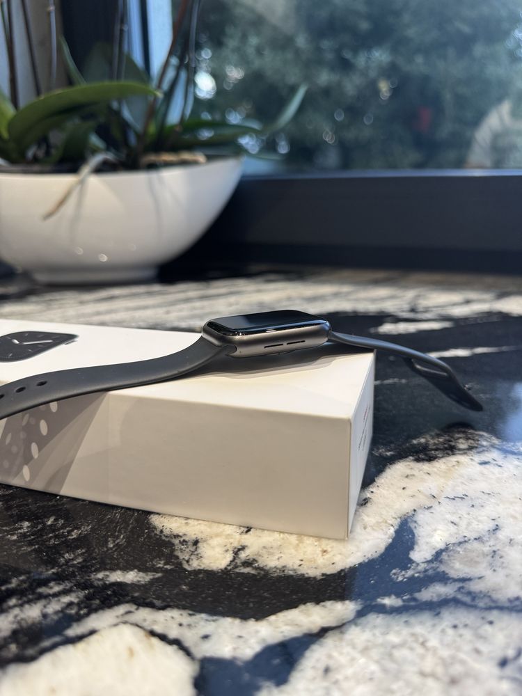 Apple Watch Series 5, 44mm + Nowa Ładowarka.
