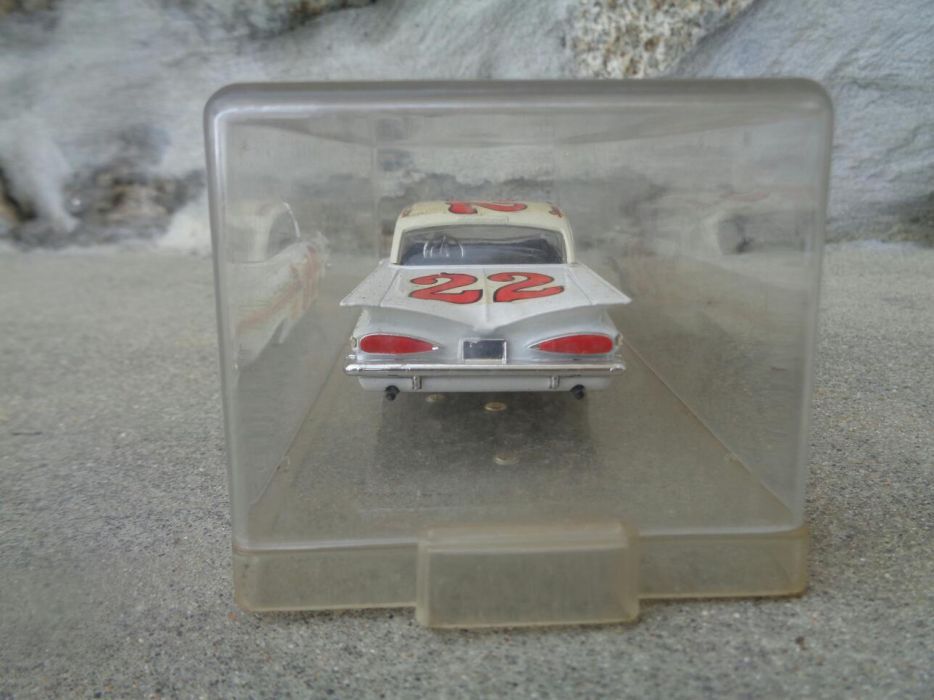 Carro em miniatura colecionavel em metal feito a mão, antigo.