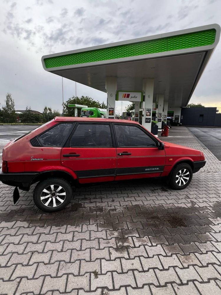 Автомобіль 2109 1988 року.
