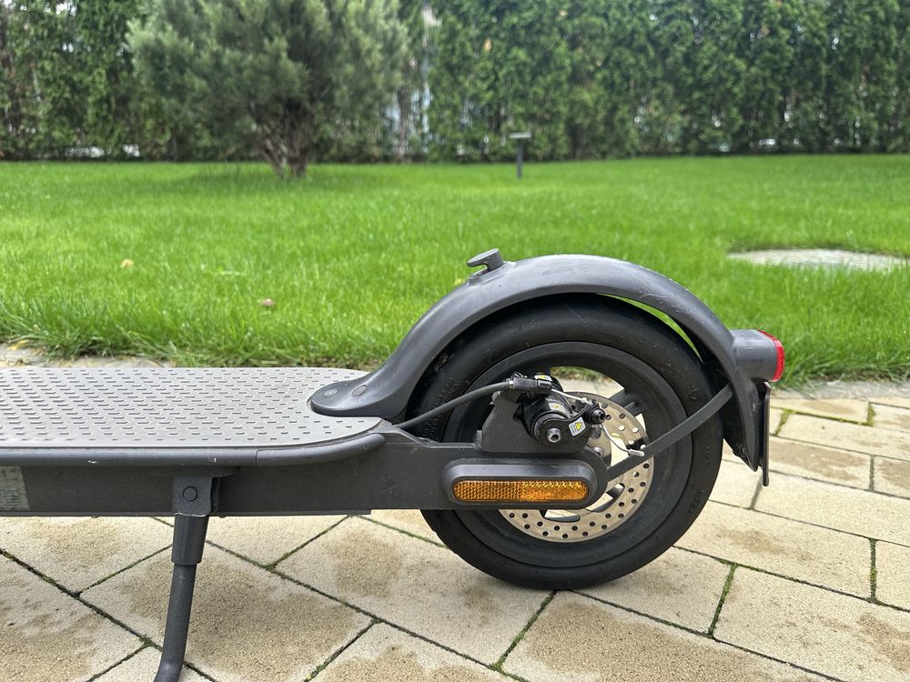Електросамокат Xiaomi Mi Electric Scooter Essential
