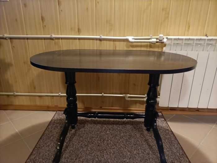 Ładny czarny stolik