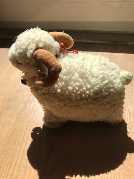 Brinquedos em madeira, lê e tecido