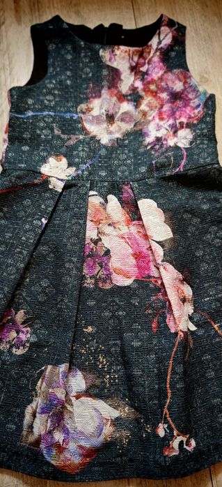 r.134 NEXT Sukienka okolicznościowa grafitowa w kwiaty