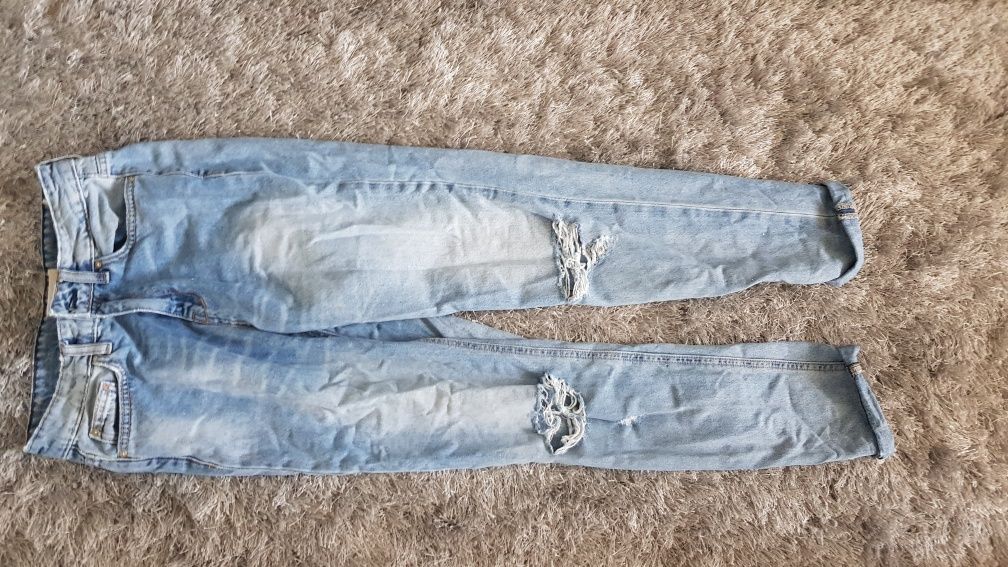 Spodnie jeans z "podarciami"