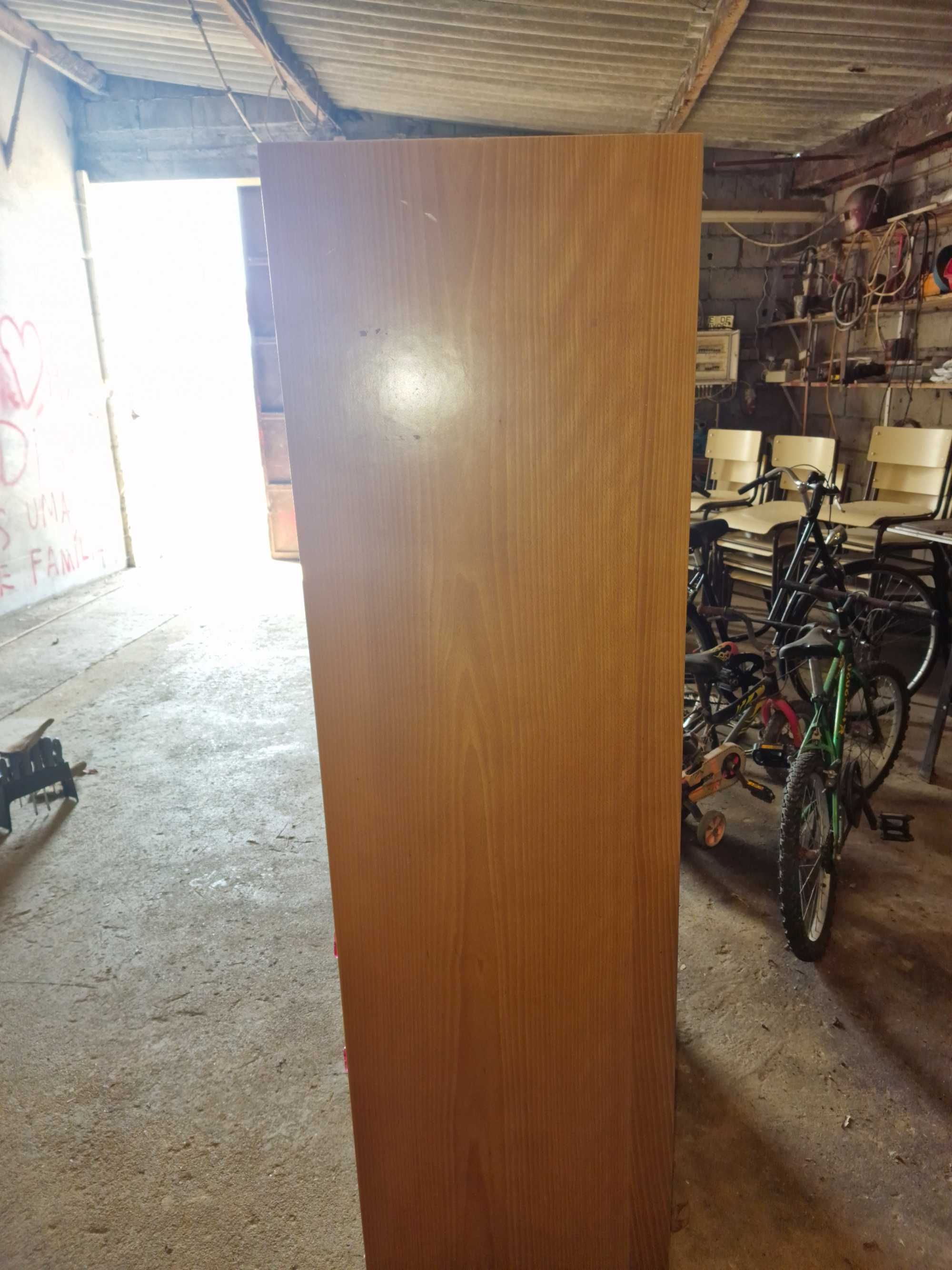 Armário de quarto de criança usado