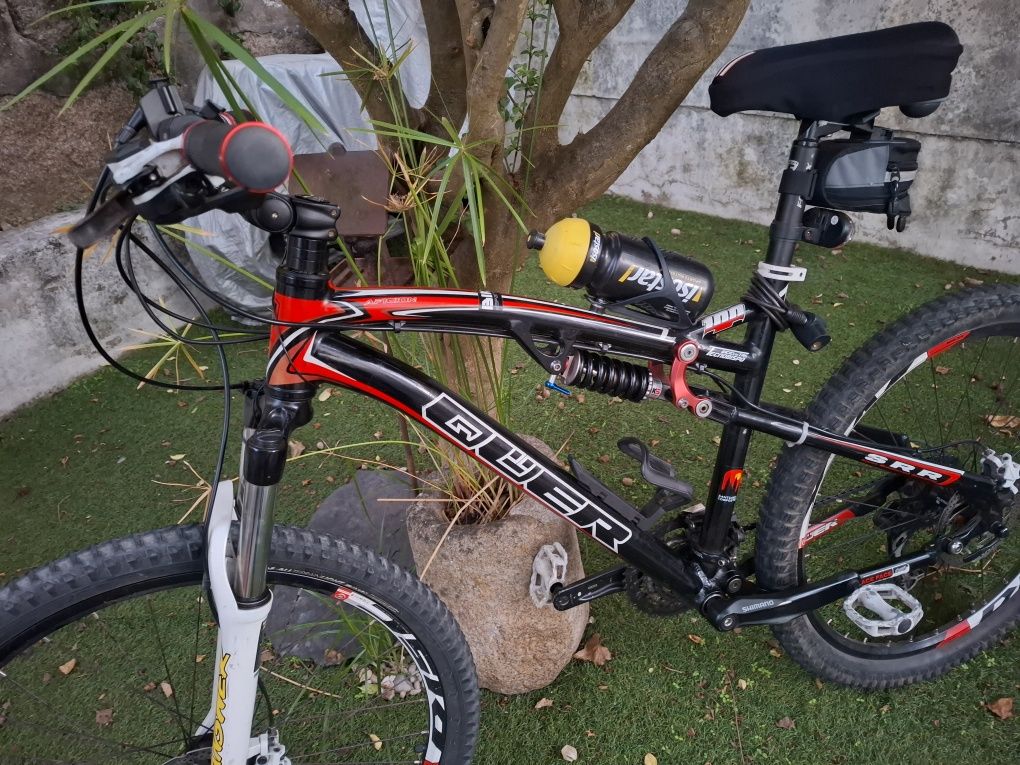 Bicicleta de suspensão total
