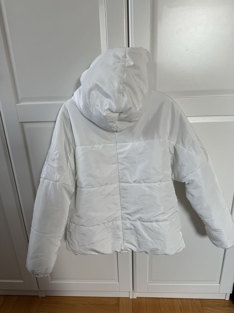 Biała kurtka z kapturem puffer jacket puchowa Stradivarius S