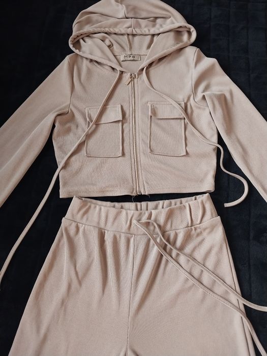 Спортивний жіночій костюм