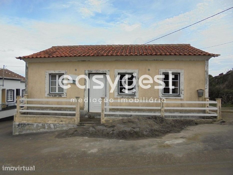 Moradia T3 Angra do Heroísmo Altares, centro da freguesia, boa vista