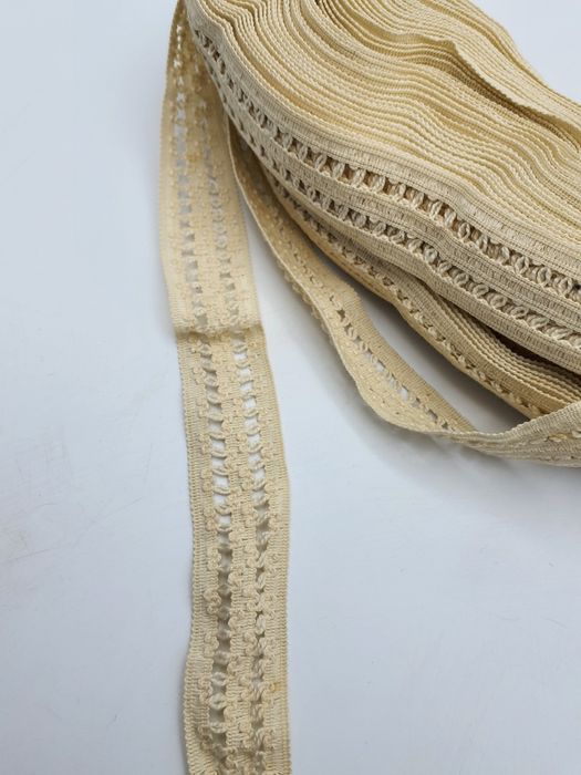 Koronka ecru szer.3 cm.