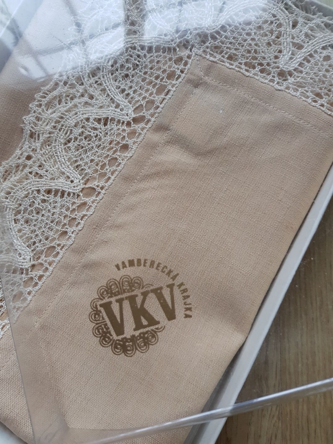 Lniany bieżnik z koronką