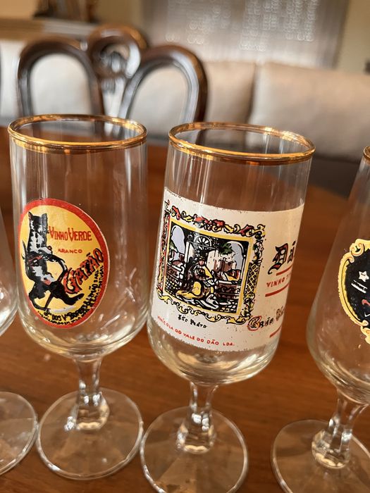 Copos antigos com varios logotipos