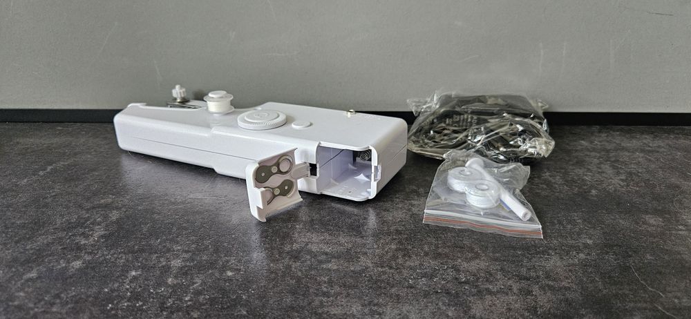 Mini elektryczna maszyna do szycia. Nowa. Zasilacz w komplecie