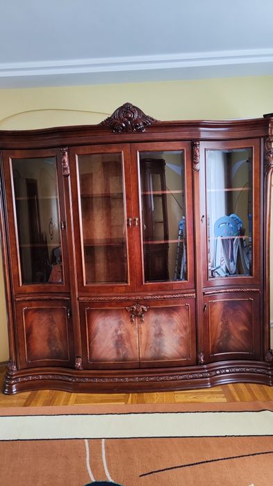 Італійська вітрина-буфет з дорогих порід дерева