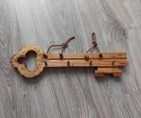 Drewniany wieszak na klucze w kształcie klucza