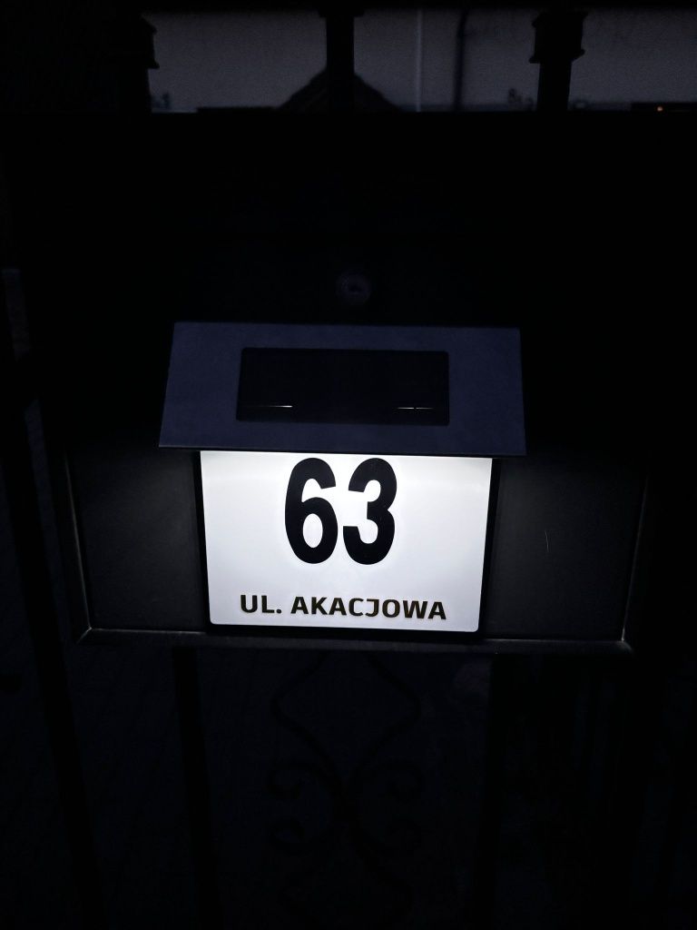 Podświetlana tabliczka LED z adresem numer domu i ulica z czujnikiem