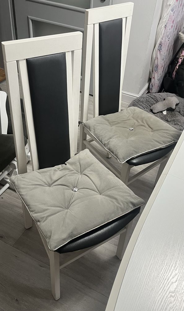 Rodzinny długi stół z krzesłami  170x180 rozkladany + 4 krzesła