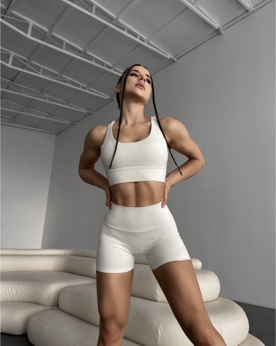Білі спортивні шорти з Push-Up ефектом
