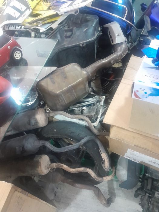 Vario material de várias motas em stock de oficina