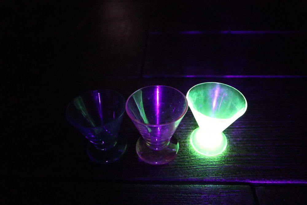 Kieliszki szkło kolorowe + 1 szt szkło uranowe b4/020234