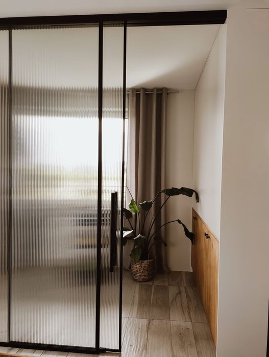 Drzwi szklane, loftowe, przesuwne w czarnych ramkach na wymiar