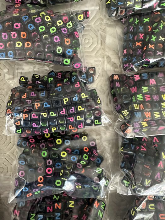 Conjunto de contas com letras para bijuteria