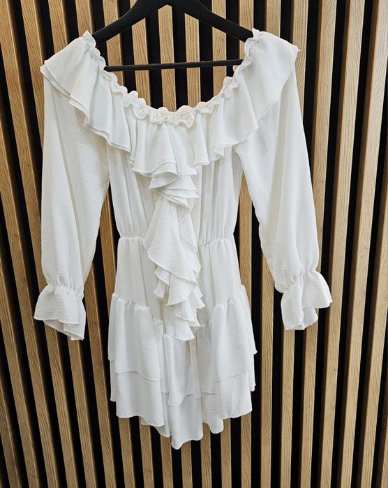 Kombinezon pod spodem spodenki.