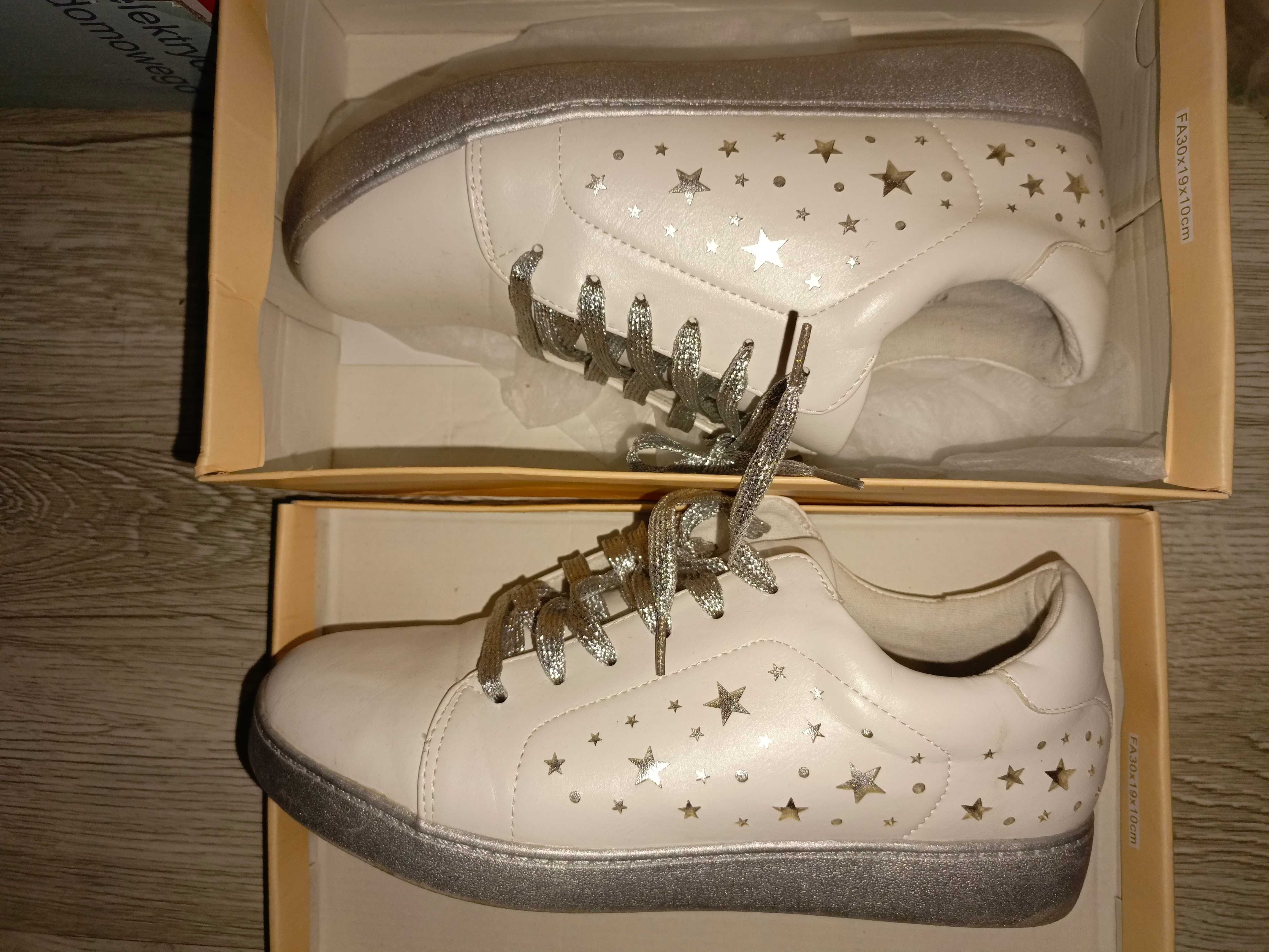 BALADA: Sneakersy w srebrne gwiazdy 40