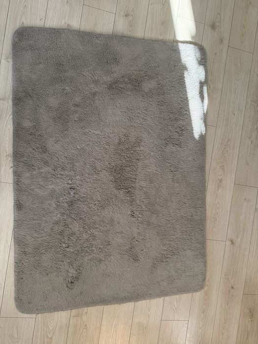 Szary miękki dywan