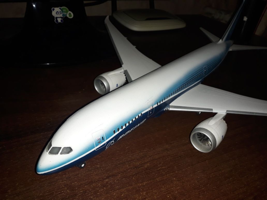 Модель самолёта Боинг (Boeing) 787-8 в 1:144 масштабе