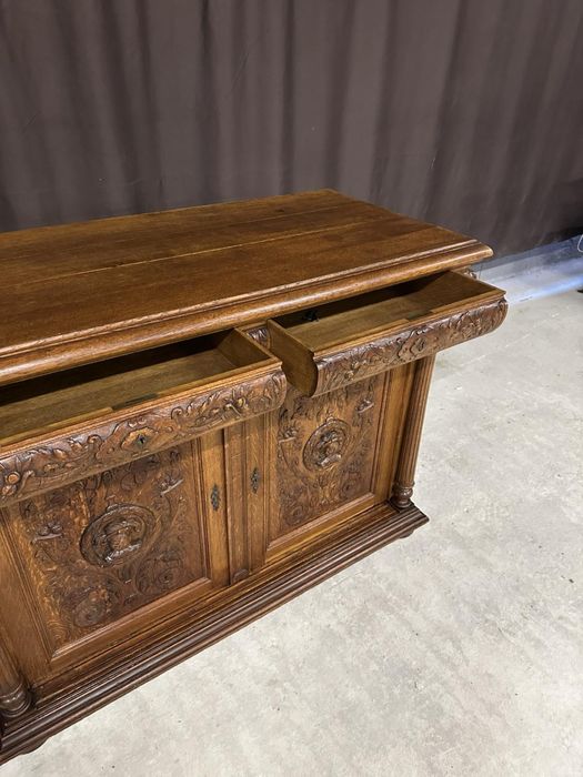 Антикварний різьблений комод. Франція.