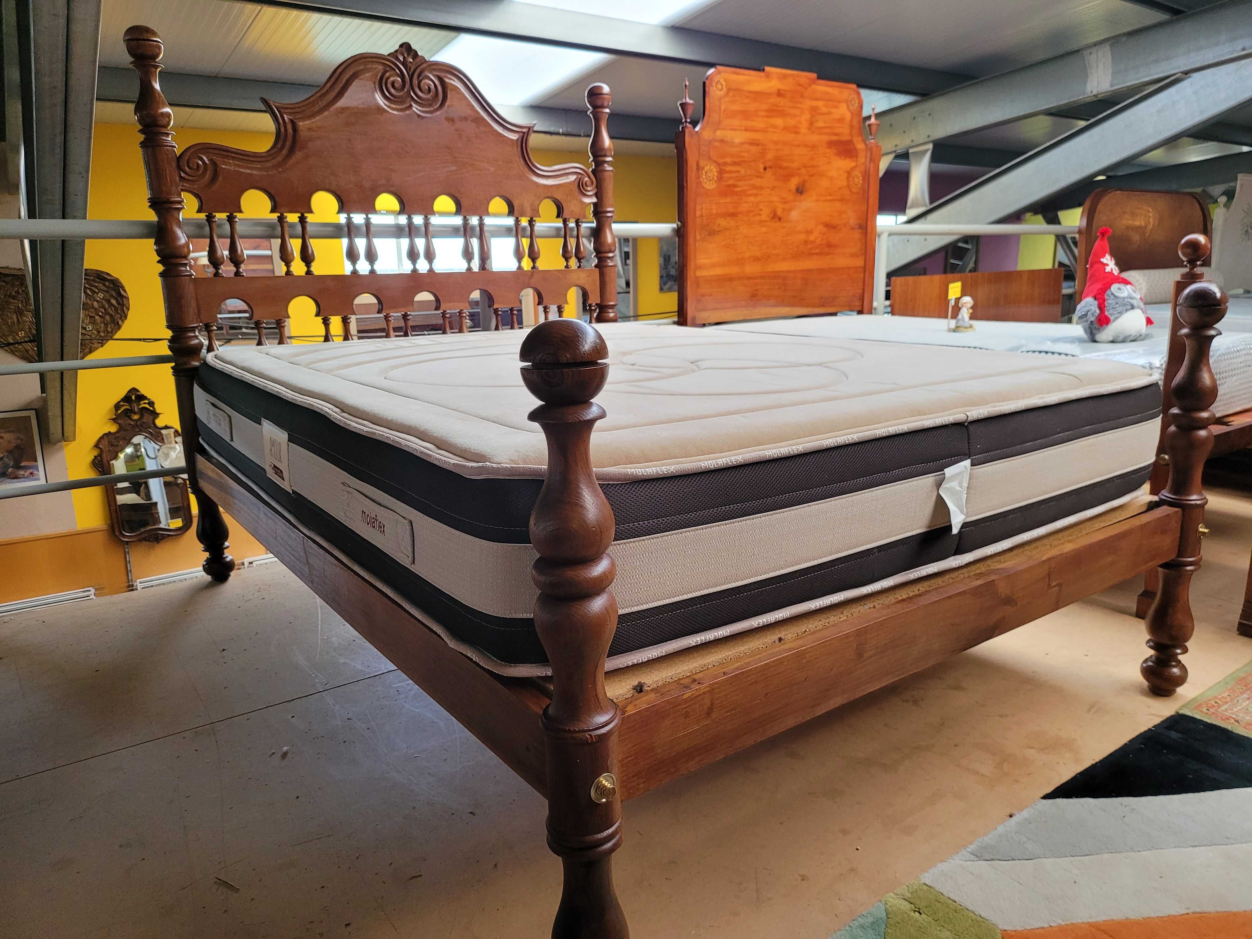 Cama antiga em madeira maciça com estrado e colchão Mola