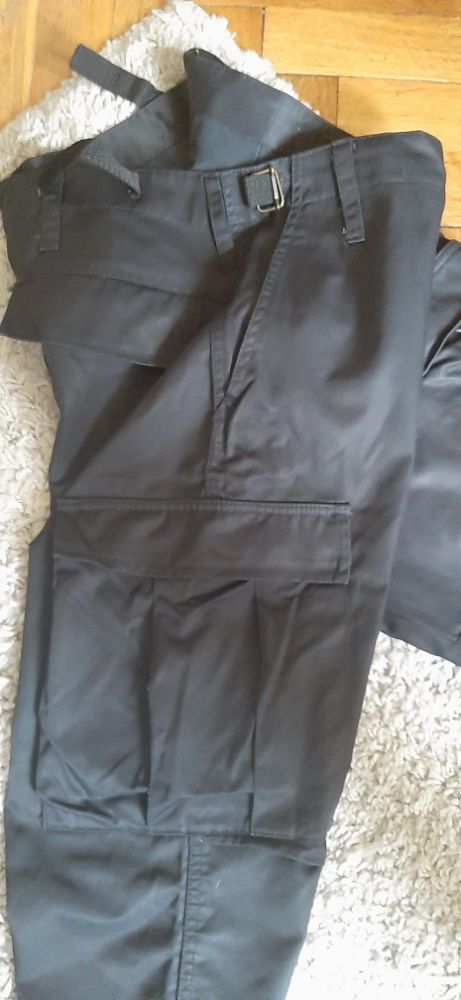 Dwie pary spodni - bojówki czarne, moro camo S-M