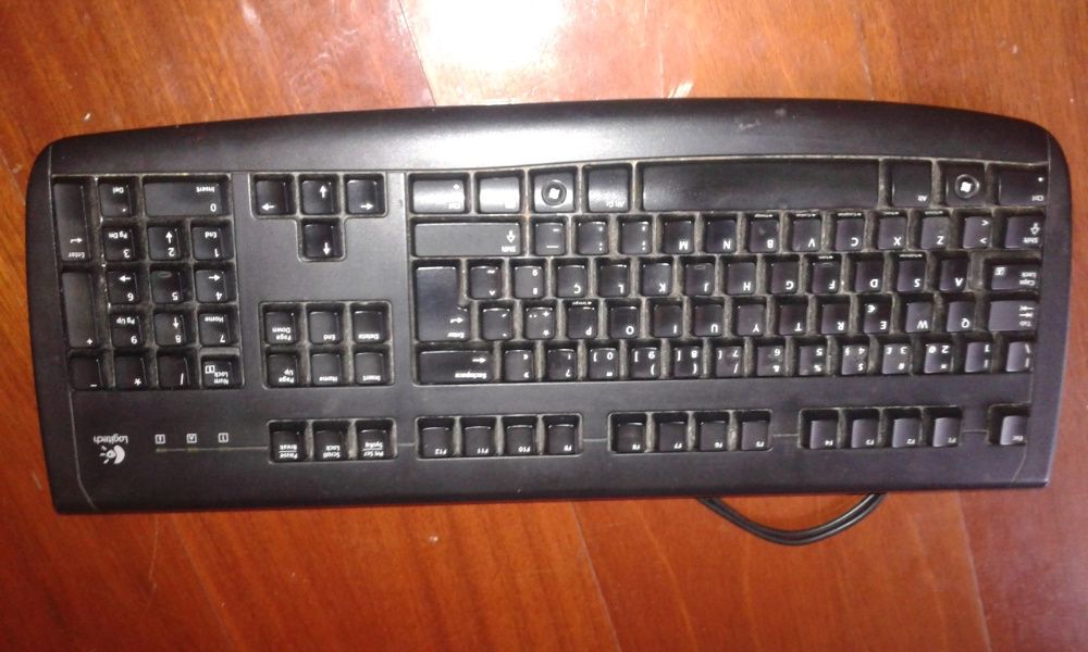 Teclado da marca Logitech a funcionar