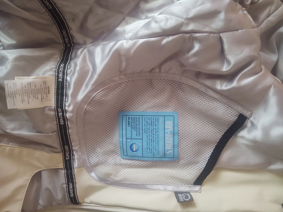 DESCENTE зимова жіноча куртка розмір L.