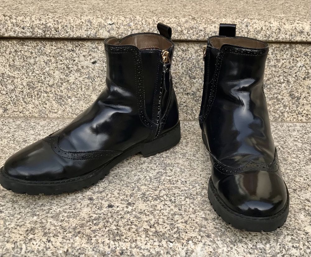 Botas rasas pretas envernizadas