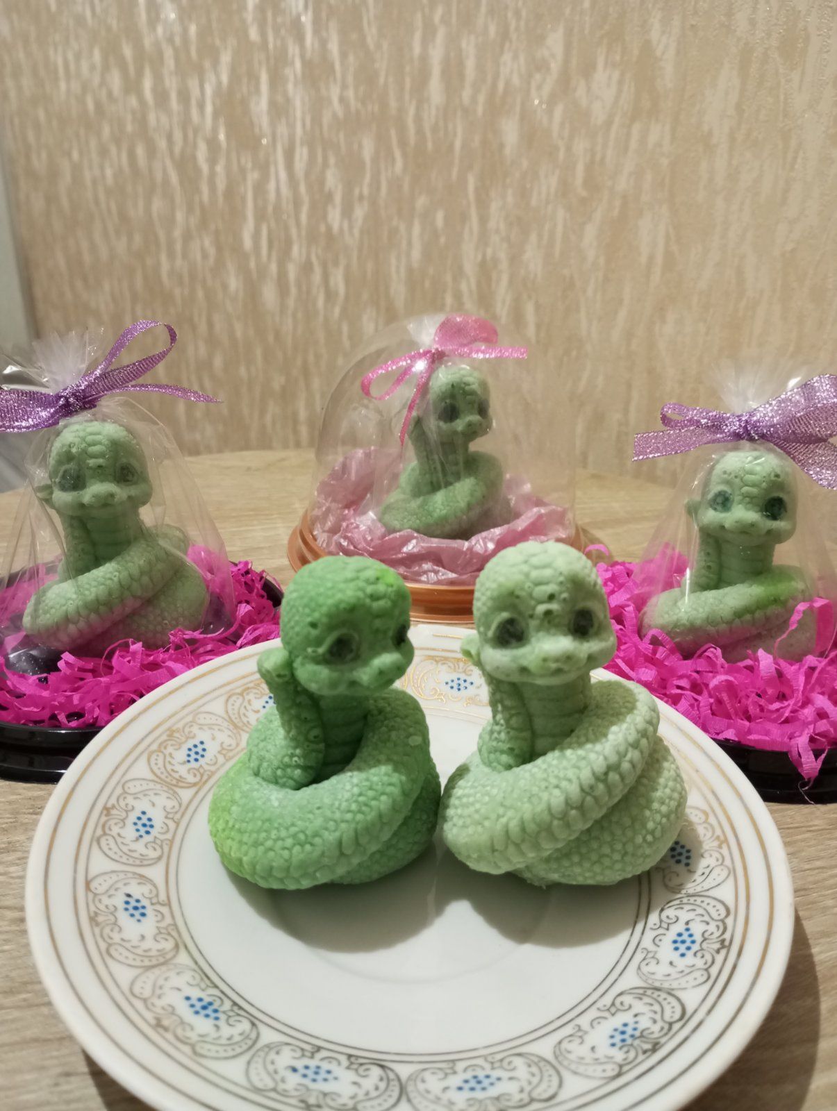 Шоколад, шоколадные фигурки, конфеты, змея.