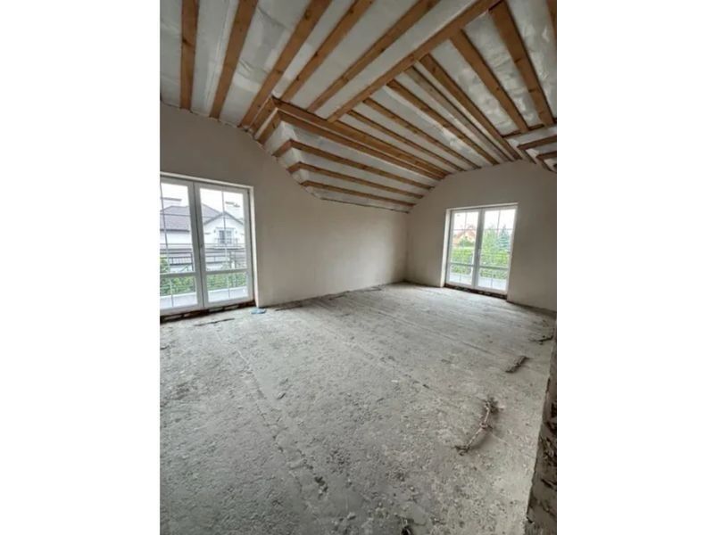 Двоповерховий житловий будинок та 10 соток землі riviera club