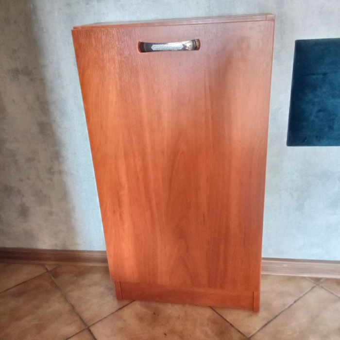 Szafka mocowana do ściany zrobiona na zamówienie