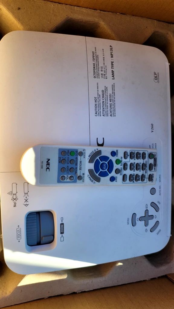 Projektor rzutnik NEC V260
