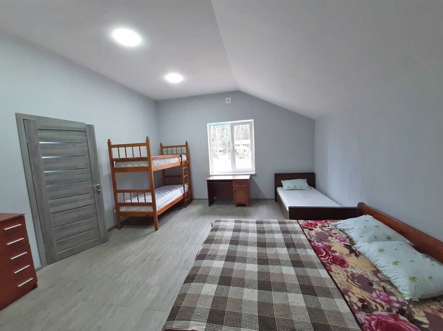 Сучасний котедж 360 м. кв біля лісу до 20 осіб