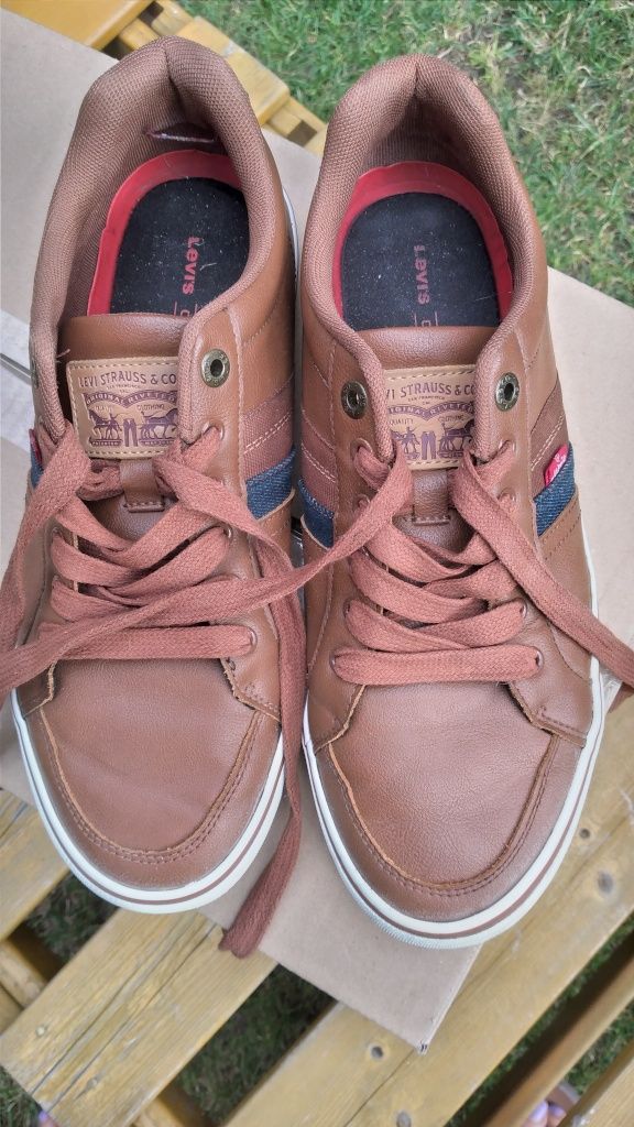 Buty sportowe firmy levis