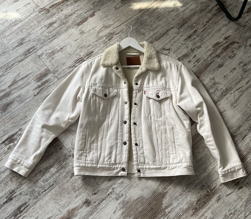 Продам жіночу джинсову куртку(шерпа) Levis
