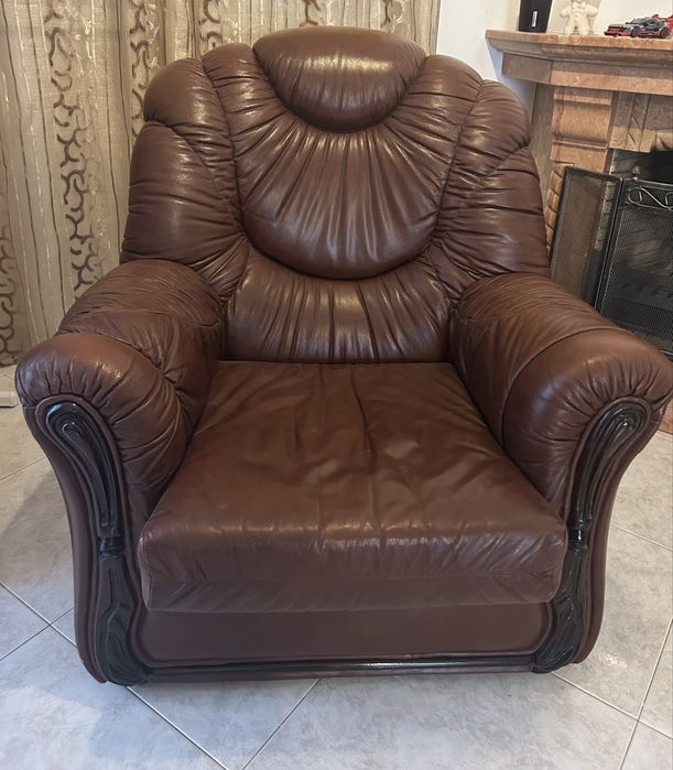 2 sofas pequenos em pele castanho escuro