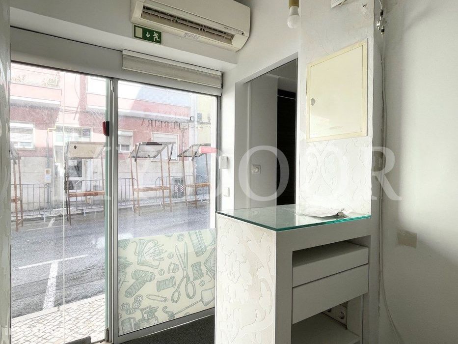 LOJA p/ Arrendar em Moscavide - Central - 3 gabinetes - 2 montras