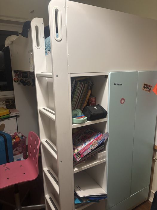 Cama Smastad (ikea) com secretaria com gavetas e armario
