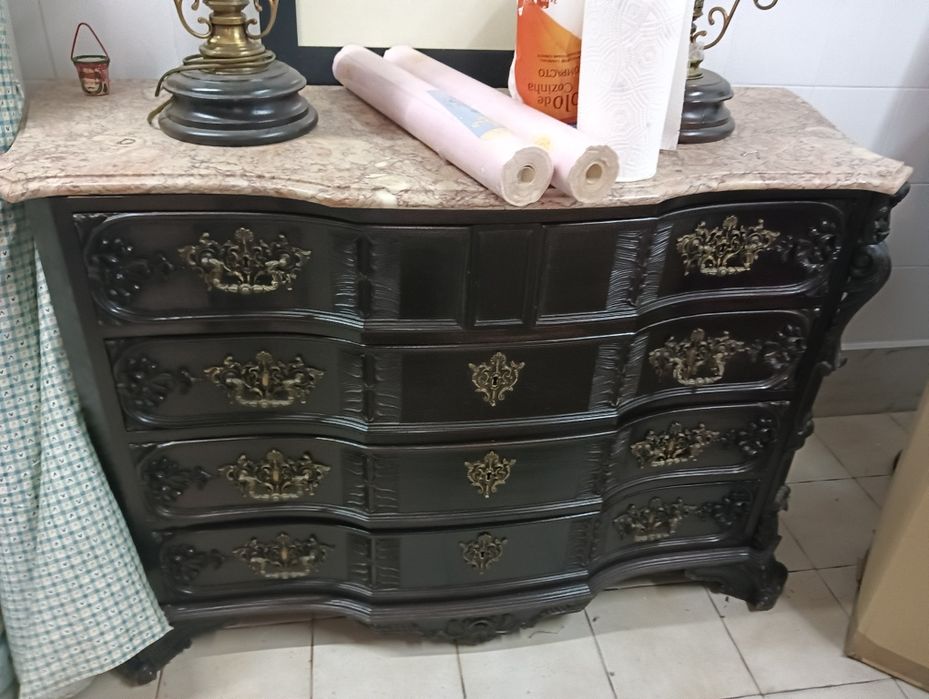 Cómoda antiga em madeira escura com tampo em mármore