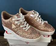 Złote sneakersy damskie Guess 40