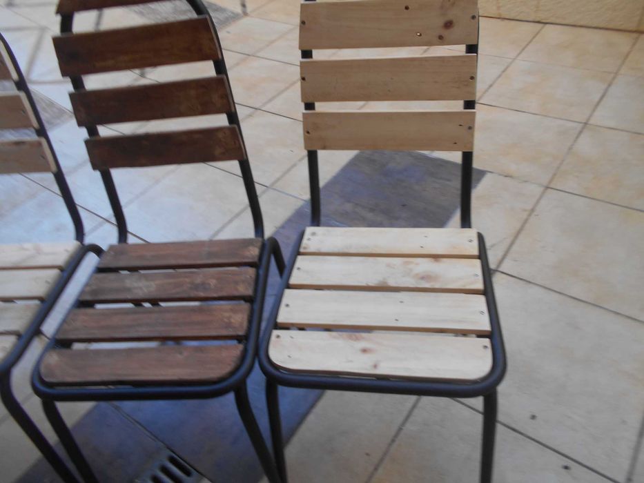 cadeira  em madeira e ferro
